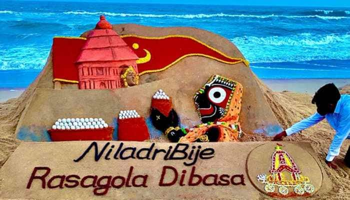 On Niladri Bije, Sudarsan Pattnaik creates Lord Jagannath&#039;s sand art offering Rasagola to Goddess Lakshmi - See Rasagola Dibasa pic!