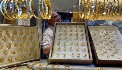 Gold prices continue to hit new highs, rises by Rs 905 to Rs 52,960 per 10 gram