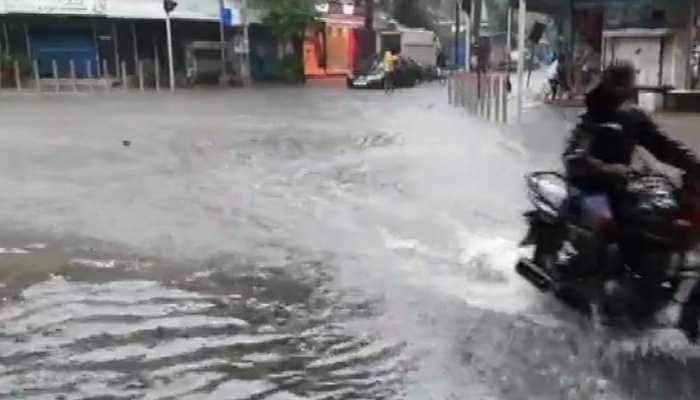 Heavy rainfall results in waterlogging in Mumbai&#039;s Chembur, Parel, Hindmata; IMD predicts very heavy rains for next 24 hours