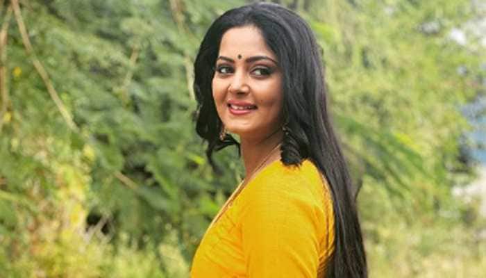 Bhojpuri hot cake Anjana Singh celebrates birthday with family - Watch