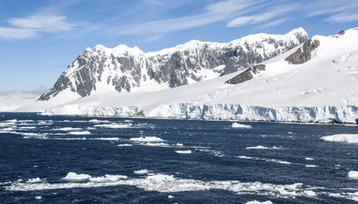 Canada's last intact ice shelf collapses due to Artic heat Canada's last intact ice shelf collapses due to Artic heat