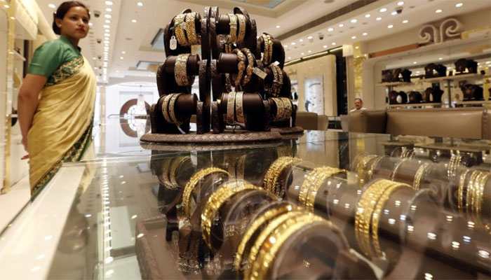 Gold plunges Rs 774 tracking tepid global cues