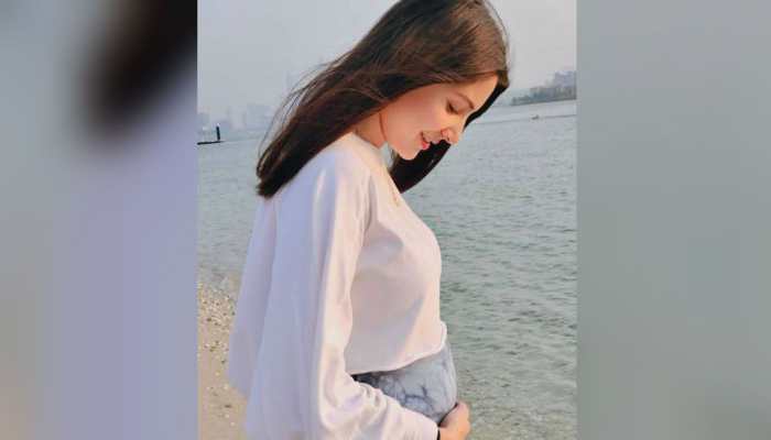 Anushka Sharma cradles her baby bump in adorable pic, Virat Kohli is all hearts