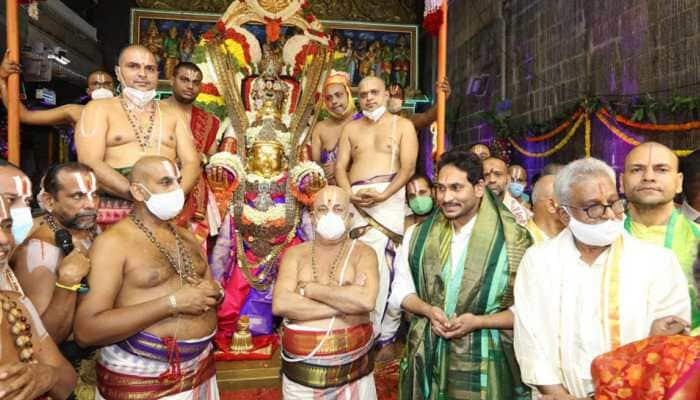 Andhra Pradesh CM YS Jagan Mohan Reddy offer &#039;vastrams&#039; to Lord Sri Venkateswara on behalf of state government