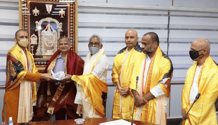 Shirdi Samsthan officials review TTD's temple management during COVID-19 pandemic