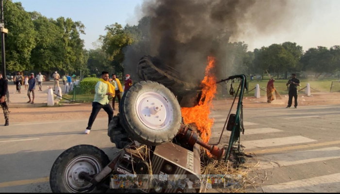 Tractor set on fire at Delhi&#039;s India Gate during protest against contentious farm laws - Watch