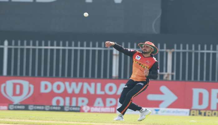 Indian Premier League 2020: Manish Pandey's diving catch leaves Twitter mesmerized, Watch!