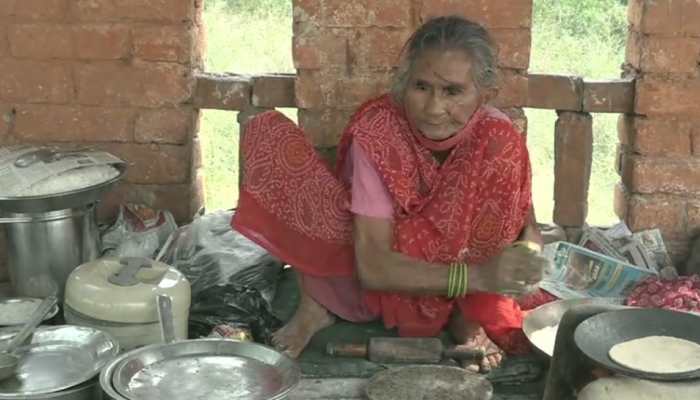 In a repeat of Baba ka Dhaba story, Agra&#039;s &#039;roti wali amma&#039; shares plight of no sale