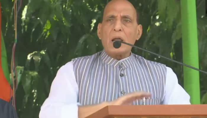 Defence Minister Rajnath Singh flays Mahagathbandhan, says &#039;Laalten (RJD symbol) phoot gayi hai aur tel beh gayi hai&#039;