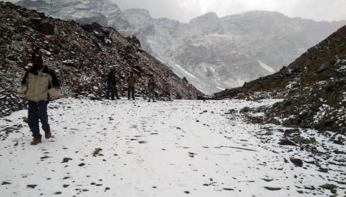 J&amp;K, Ladakh witness season&#039;s first snowfall; see sharp drop in temperature