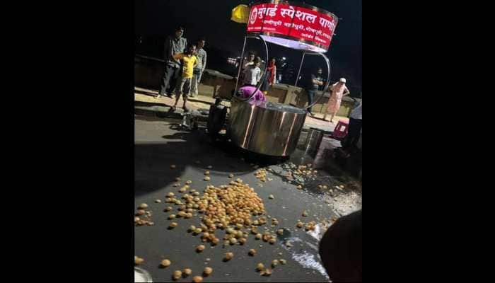 Shocking: Kolhapur vendor caught mixing toilet water in &#039;pani puri&#039;, people ransack cart 