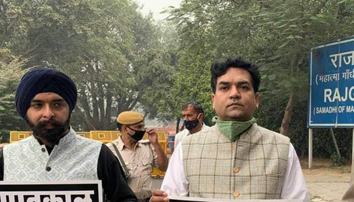 BJP leaders detained in Delhi while protesting in support of Republic TV&#039;s Arnab Goswami