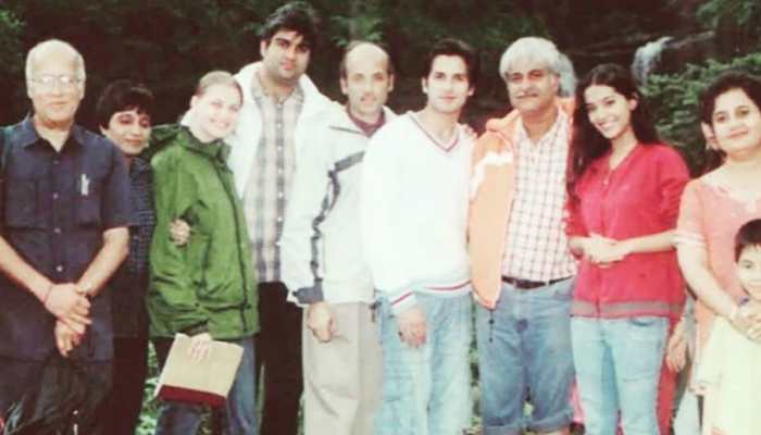 Can you spot Amrita Rao and Shahid Kapoor in this old is gold pic?