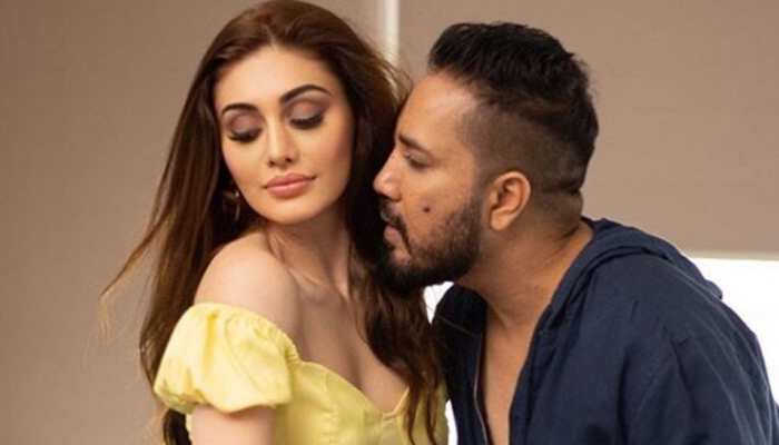 Kaanta Laga girl Shefali Jariwala and Mika Singh's sizzling chemistry in Honthon Pe Bas song sets YouTube on fire - Watch