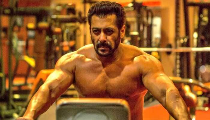 Shirtless Salman Khan riding a horse, flaunting his chiselled body makes an announcement!
