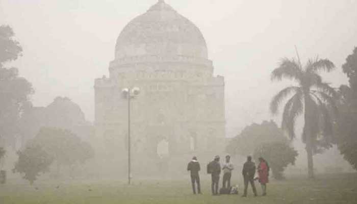 Cold wave sweeps Delhi; minimum temperature drops to lowest in 17 years; AQI stands in &#039;very poor&#039; category