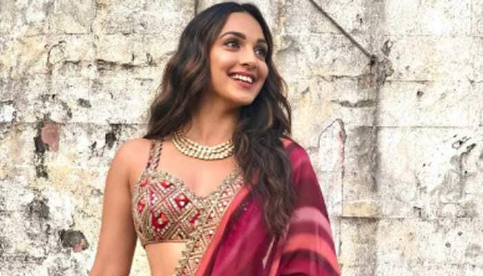 Kiara Advani teases her bold avatar in a shimmering gold saree, pic goes  viral on the internet! | People News | Zee News