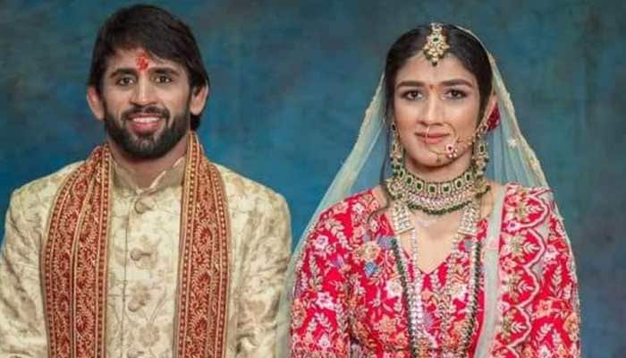 Wrestlers Sangeeta Phogat, Bajrang Punia tie the knot; pics inside