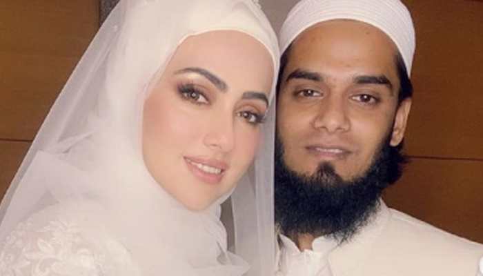 Bigg Boss fame Sana Khan drops new pic with hubby Mufti Anas Sayied, fans make it viral!