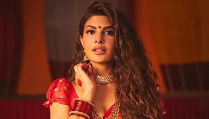 Wallpaper look red lips Ulybka bollywood Jacqueline Fernandez india  girl hairstyle Golden dress images for desktop section девушки  download