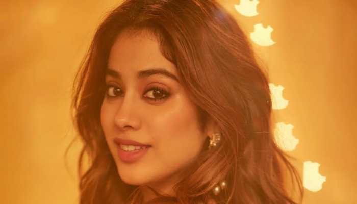 Janhvi Kapoor mesmerizes with her dance performance! Watch  