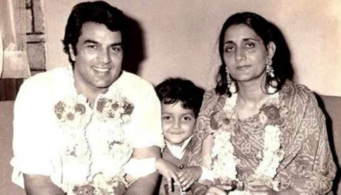 On Dharmendra&#039;s 85th birthday, here are some of his unseen pics with family
