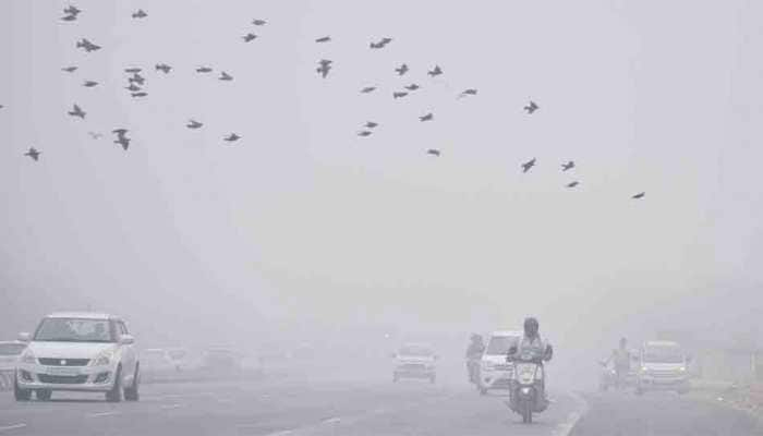 Moderate fog envelops Delhi, visibility affected, minimum temp falls below 10 degree Celcius