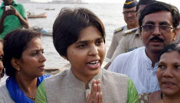 &#039;Bhumata Brigade&#039; chief Trupti Desai, opposing Saibaba temple’s appeal for &#039;civilised dress&#039;, detained on way to Shirdi