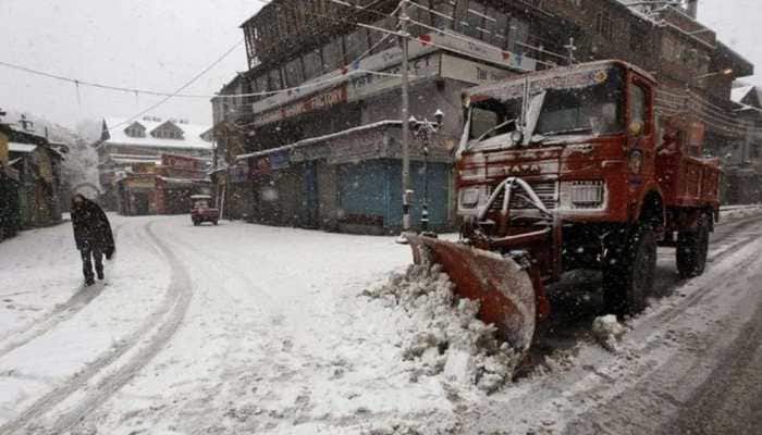 Kashmir plains receive first snowfall; major highways closed due to heavy rainfall, landslides Kashmir plains receive first snowfall; major highways closed due to heavy rainfall, landslides