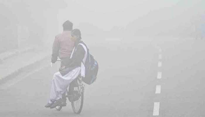 Dense fog, reduced visibility witnessed in Delhi; temperature remains above normal despite Saturday&#039;s rain