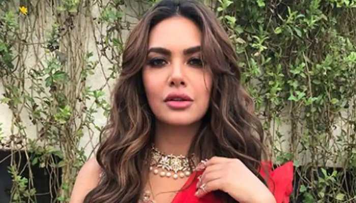 Viral alert! Esha Gupta's bold avatar in her bathroom selfie steams up social media