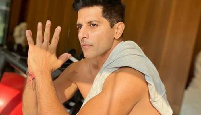 TV actor Karanvir Bohra poses in underpants, says &#039;I don&#039;t need to be in Maldives to take my clothes off!