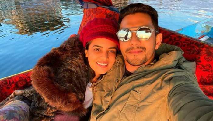 Newlyweds Aditya Narayan and Shweta Aggarwal's mushy honeymoon pics from Kashmir!