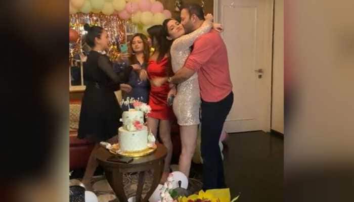 Ankita Lokhande Gets A Kiss From Boyfriend Vicky Jain At Star Studded Birthday Party See Inside Pics And Videos People News Zee News
