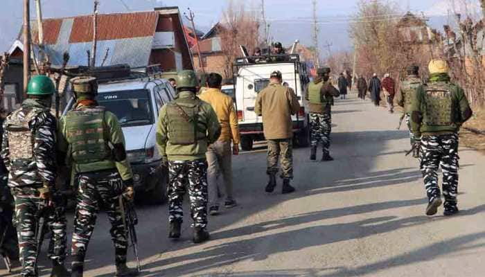 2 Lashkar terrorists surrender in Jammu and Kashmir&#039;s Kulgam; pistols, ammo seized