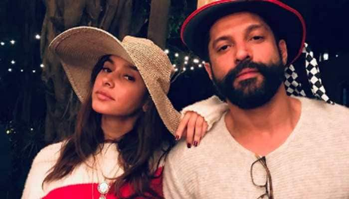 Farhan Akhtar&#039;s adorable kiss to ladylove Shibani Dandekar leaves fans gasping for breath!