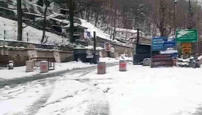 Heavy snowfall in Kashmir snaps road, air traffic, disrupts power supply; thousands of vehicles stranded 