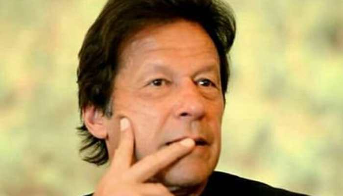 Pakistan Prime Minister Imran Khan's lookalike spotted riding a rickshaw is breaking the internet - Watch