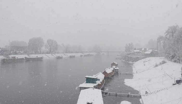 Kashmir Valley receives heavy snowfall, all flights cancelled, major highways closed