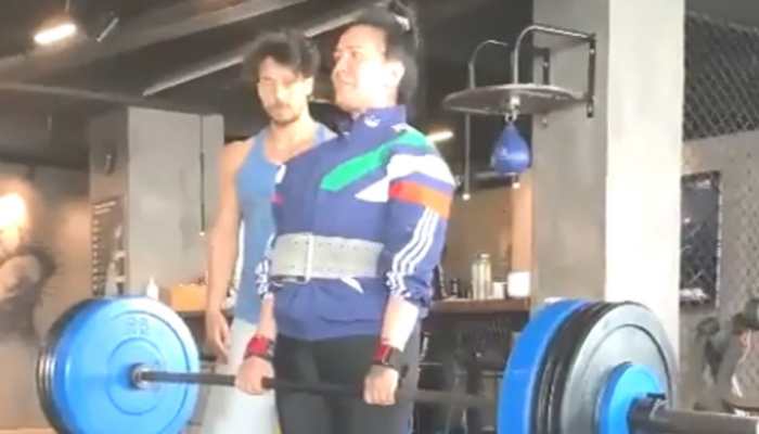 Tiger Shroff&#039;s mother Ayesha lifts 95 kg weights, &#039;good friend&#039; Disha Patani calls it &#039;insane&#039; - Watch