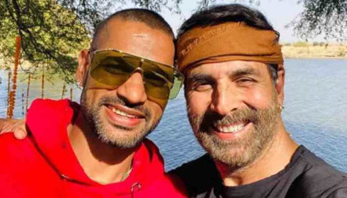 Akshay Kumar, Shikhar Dhawan's selfie against lake backdrop goes viral on internet, see pic Akshay Kumar, Shikhar Dhawan's selfie against lake backdrop goes viral on internet, see pic