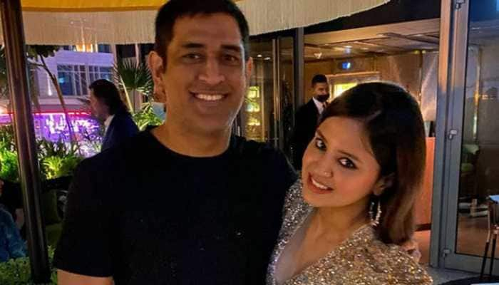 MS Dhoni and wife Sakshi Dhoni&#039;s dance on Mummy Nu Pasand song at a wedding goes viral - Watch