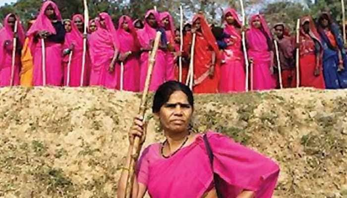 Meet Gulabi Gang, a women&#039;s association that enforces COVID-19 guidelines in Maharashtra