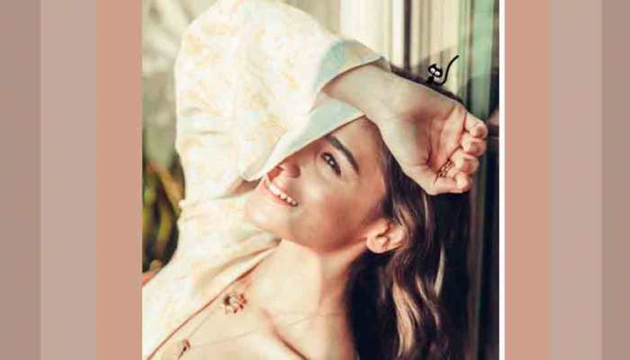 Did you spot this little black cat in Alia Bhatt's latest sunkissed photo