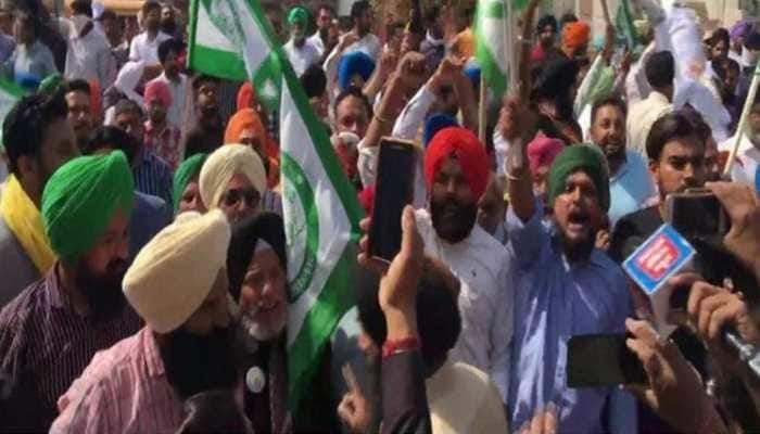 Farmers stage protest outside BJP MLA&#039;s residence in Haryana 