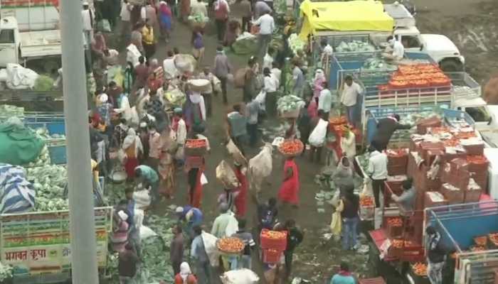 Ahead of COVID-19 lockdown, people flock liquor shop in Nagpur, flout social distancing norms