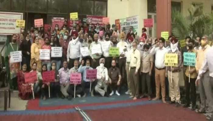 LIC employees protest against FDI limit hike in insurance sector