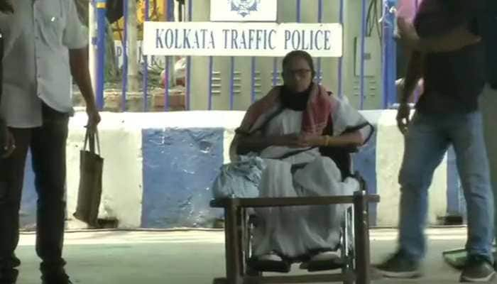 West Bengal CM Mamata Banerjee stages &#039;dharna&#039; in Kolkata to protest EC&#039;s 24-hour campaign ban 