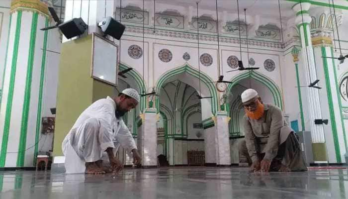 Darul Uloom issues fatwa asking Muslims to follow COVID protocol while offering prayers