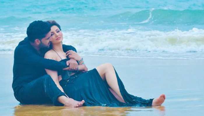 Urvashi Rautela and Guru Randhawa&#039;s romantic pic by the beach steams-up internet!